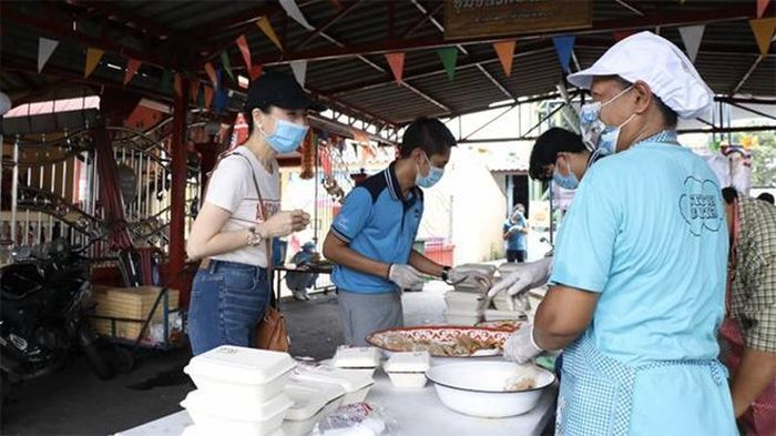 Bóng đá Thái Lan dù rất khó khăn nhưng luôn hướng tới cộng đồng