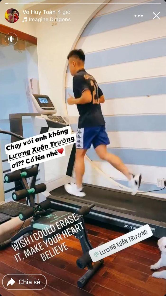 Huy Toàn vừa trêu vừa dỗ Xuân Trường