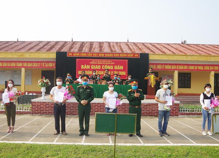  Buổi bàn giao các công dân hoàn thành thời gian cách ly tại Trường Quân sự Quân khu 4.