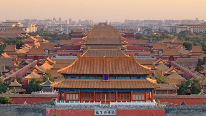 Theo quan niệm của người dân địa phương, chiều tối trở đi là thế giới của cõi âm và các linh hồn sẽ xuất hiện ở Tử Cấm Thành nhiều. Vì vậy, Tử Cấm Thành đột nhiên lạnh lẽo hơn so với các nơi khác dù thời tiết lúc đó là mùa Hè.