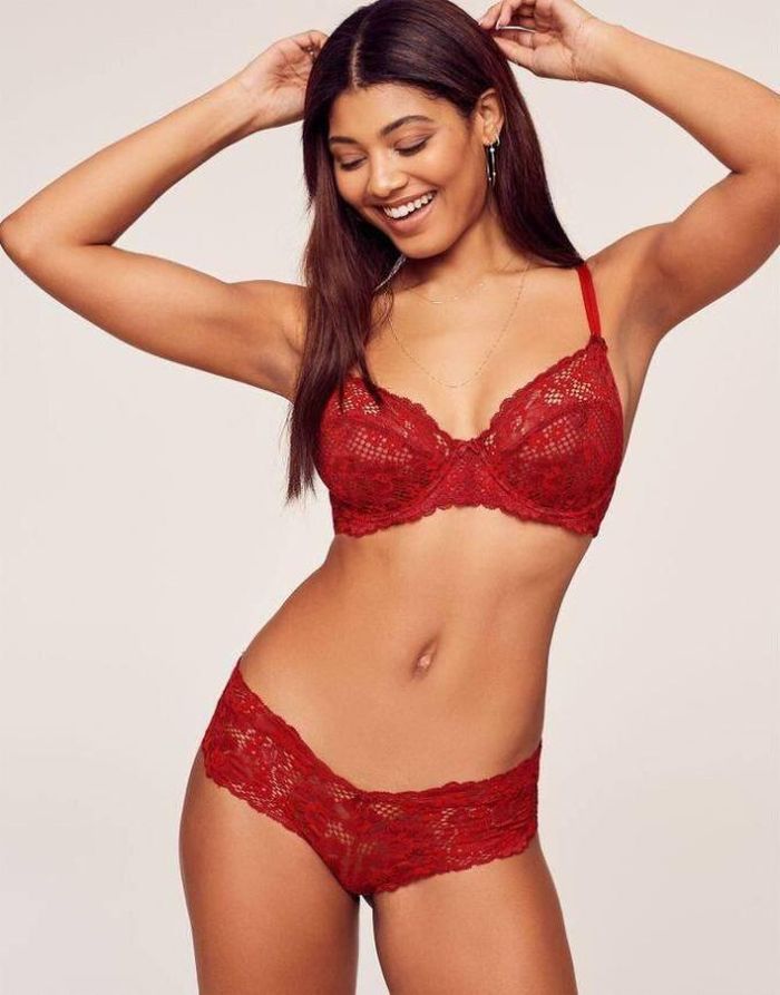 Danielle Herrington cao 1m78 và 3 vòng 81-61-89 (cm), là chân dài Mỹ rất đắt sô hiện nay.