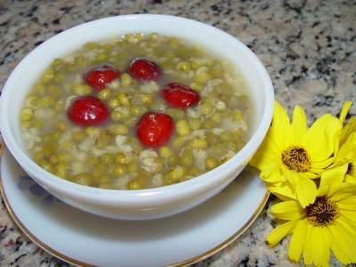 Đậu xanh cả vỏ nấu nước uống hoặc nấu cháo tác dụng bổ tỳ, thanh nhiệt, giải độc