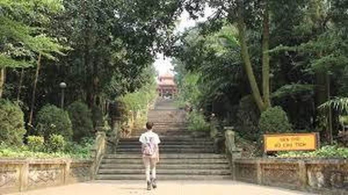 Khi tới Đồi 79 Mùa xuân, du khách không khỏi choáng ngợp trước khung cảnh thiên nhiên tuyệt đẹp như những hồ nước trong xanh, những hàng cây xanh rợp mát, nhu nhà thiền, thác vạn phật, hồ phóng sinh, lầu đại hồng...