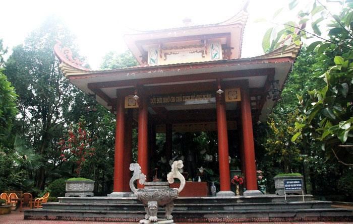 Đây là một trong những địa phương đầu tiên trên cả nước dựng tượng Bác Hồ sau khi Người qua đời vào năm 1969.