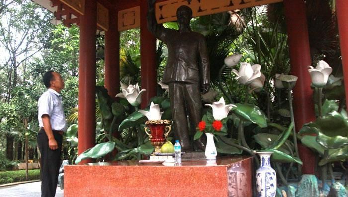 Đến năm 1971, nhân dân huyện Yên Lãng (cũ), nay là huyện Mê Linh phát động việc đúc tượng Chủ tịch Hồ Chí Minh bằng đồng.