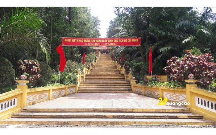 Theo một số người dân địa phương, pho tượng Bác Hồ ở trên đỉnh Đồi 79 Mùa xuân không hề bám bụi. Điều này được cho có thể do kỹ thuật làm tượng, vật liệu đúc tượng bằng đồng khiến bề mặt tượng luôn nhẵn bóng. Cũng có người cho rằng bức tượng có yếu tố tâm linh.