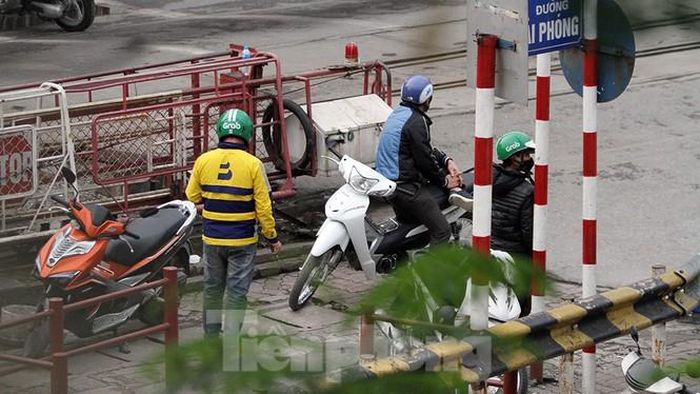 Bắt đầu xuất hiện đội ngũ "xe ôm" trước cổng sau 2 tuần vắng bóng vì lệnh cách ly.