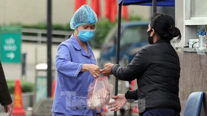 Đội ngũ giao hàng và người thân tiếp tế vẫn không được vào phía trong cổng bệnh viện.