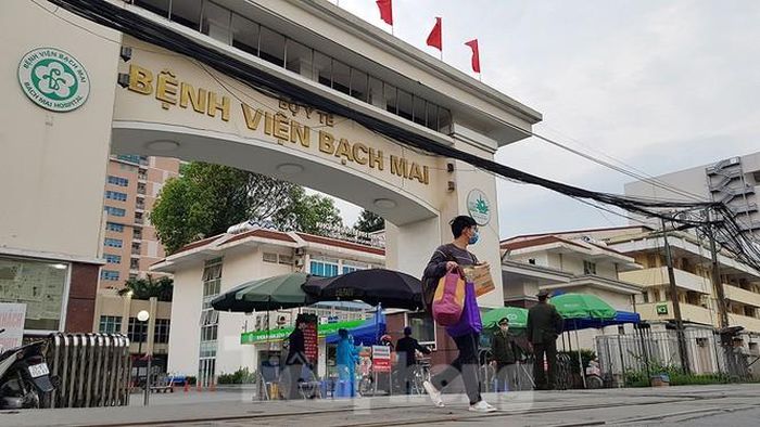 Do việc gỡ lệnh phong tỏa diễn ra vào rạng sáng nên cả ngày hôm nay người nhà bệnh nhân tại Bệnh viện Bạch Mai vẫn ra vào tương đối đông.