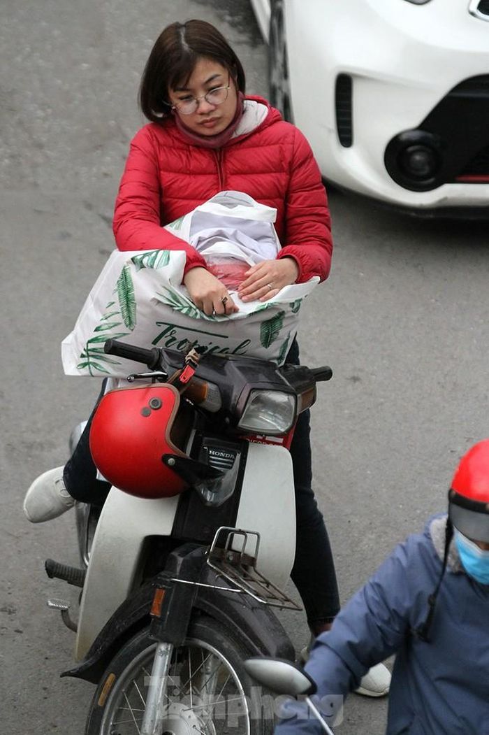 Người nhà lên "đổi ca" chăm sóc bệnh nhân.