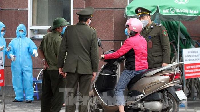 Hơn 3.300 nhân viên y tế, bệnh nhân và người chăm sóc bệnh nhân trong Bệnh viện Bạch Mai đã được "giải phóng" sau đợt cách ky kéo dài 14 ngày.