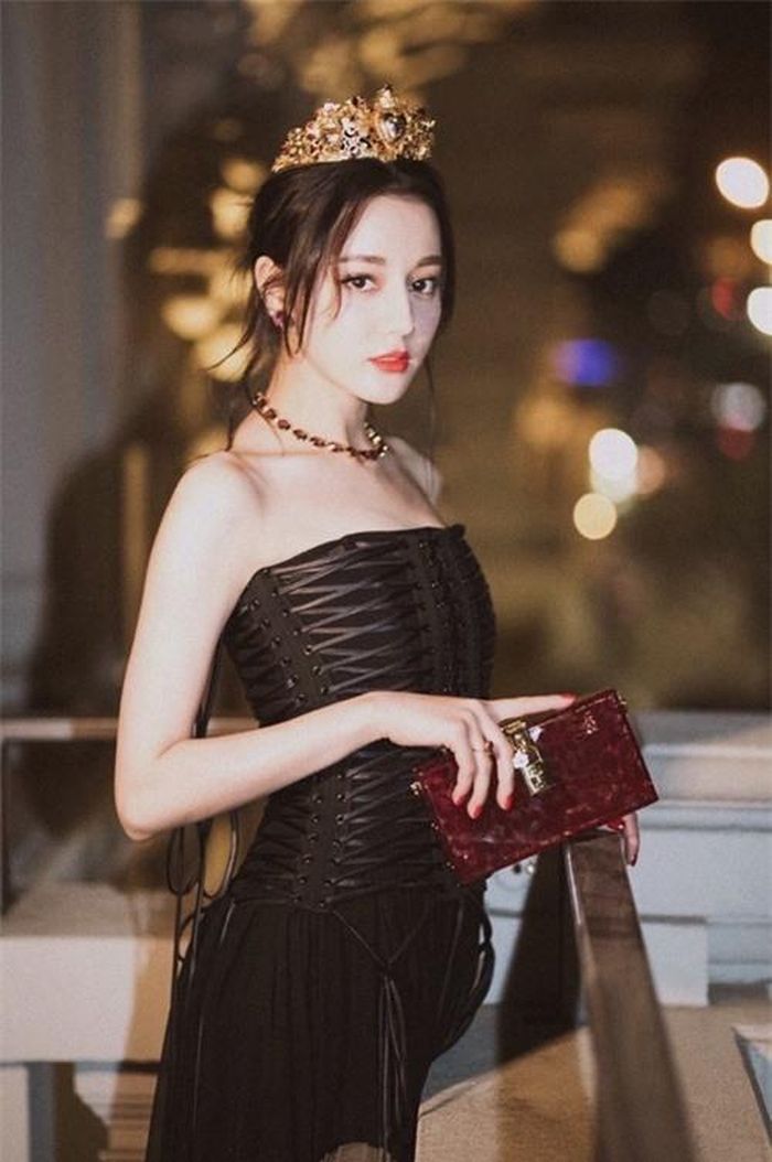 Nhan sắc nổi bật của Địch Lệ Nhiệt Ba trong set đồ của Dolce & Gabbana.