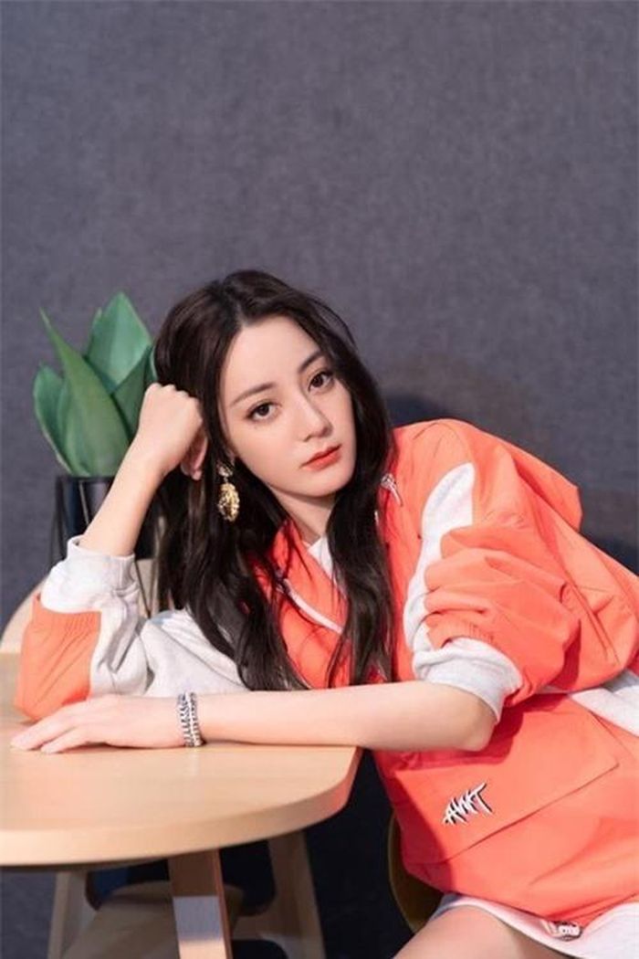 Địch Lệ Nhiệt Ba phối set đồ năng động với khuyên tai Gucci.