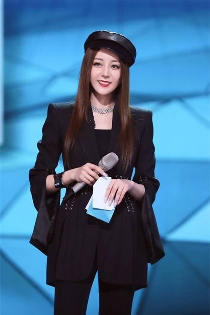 Địch Lệ Nhiệt Ba là sao nữ nổi bật hàng đầu làng giải trí Hoa ngữ hiện nay. Cô sinh năm 1992 ở Tân Cương, gia nhập làng giải trí với vai trò diễn viên từ năm 2013. Theo Chinatimes, năm 2018, cô luôn nằm trong top 10 sao có giá trị thương mại cao nhất, được tìm kiếm nhiều trên Internet. Dù vậy, diễn xuất của Nhiệt Ba không được đánh giá cao. Cô từng đóng "Lý Huệ Trân xinh đẹp", "Tam sinh tam thế thập lý đào hoa".