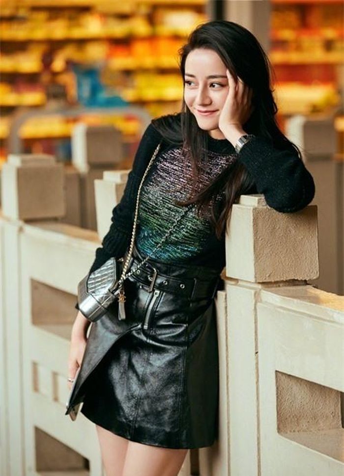 Sao Hoa ngữ có nhiều trang phục thu đông nổi bật của Chanel, trong đó đa phần là áo len tay dài, chân váy da chữ A.