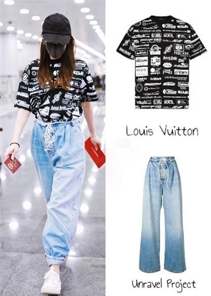 Tại sân bay Bắc Kinh (Trung Quốc) hôm 27/6/2019, diễn viên mix áo thun đen trắng họa tiết của Louis Vuitton với quần jeans ống rộng của Unravel Project. Người đẹp hoàn thiện phong cách năng động với giày thể thao màu trắng dáng chunky và mũ lưỡi trai đen.