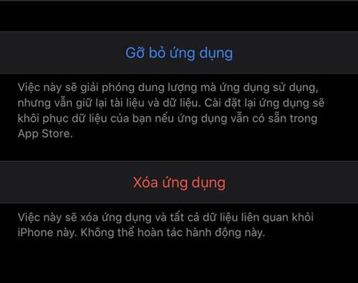 Bạn có thể vào Cài đặt > Cài đặt chung > Dung lượng iPhone, xem ứng dụng nào chiếm nhiều bộ nhớ để cân nhắc gỡ. Khi gỡ, sẽ có 2 tùy chọn là Gỡ bỏ ứng dụng (giữ lại dữ liệu đã lưu bên trong) và Xóa ứng dụng (xóa luôn dữ liệu trong ứng dụng).