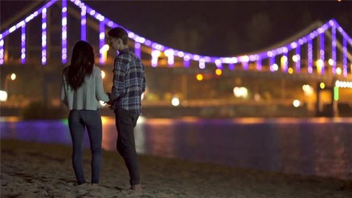  Gây dựng lại cây cầu gắn kết giữa hai người: Khoảng cách giữa hai người chỉ có thể hàn gắn lại khi bạn chủ động kết nối và vượt qua những khác biệt để biết rằng điều quan trọng nhất là bạn cần người ấy chứ không phải bận tâm tới những khoảng cách hay những khác biệt. 