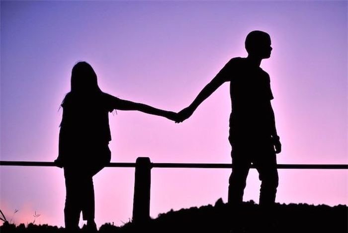  Có trách nhiệm: Hãy luôn là người chấp nhận trách nhiệm thậm chí cả khi bạn tin rằng mình không làm gì sai. Bởi điều ấy không chỉ khiến người ấy tin tưởng bạn mà còn giúp tạo dựng cầu nối gắn kết giữa hai người. 