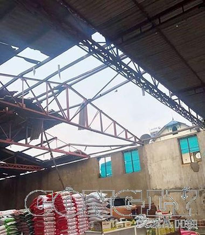 Nhiều nhà dân bị đổ, tốc mái, hư hỏng nặng