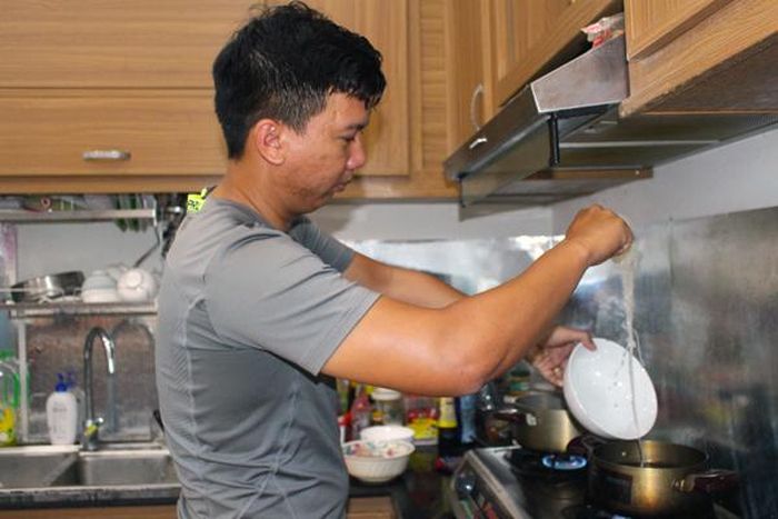 Anh Đức Anh nấu phở bữa ăn sáng của gia đình. Ảnh: N.G