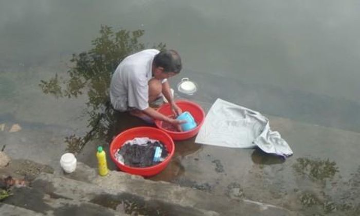 Việc giặt giũ các ông chồng cũng tranh làm luôn