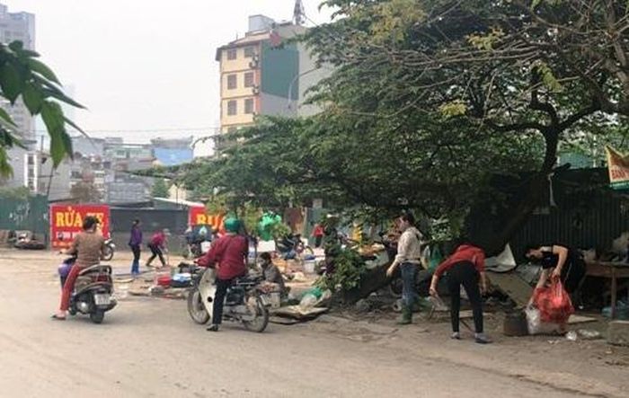 Chợ “cóc” họp tràn lan tại ngõ 60 phố Dương Khuê, đoạn thuộc địa bàn phường Mỹ Đình 2.