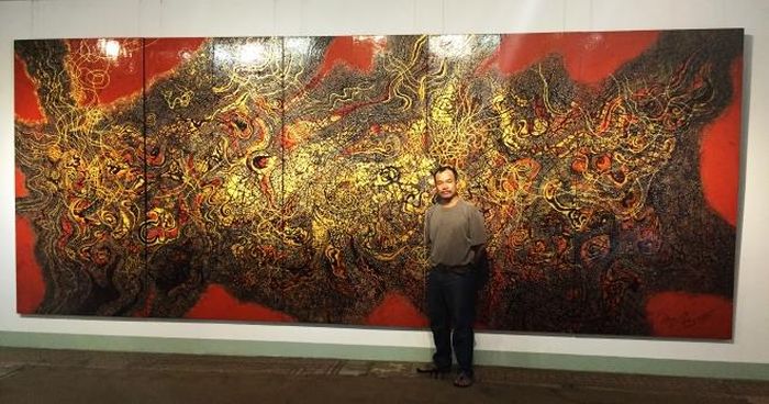 Tác phẩm “Nhịp điệu vật chất” (sơn mài, 244cm x 612,5cm, 2012-2014). Đây có lẽ là một trong vài bức sơn mài trừu tượng to nhất của Trương Bé. Tại triển lãm “Nhịp điệu vũ trụ”, bức này đã được bán với giá 350.000 USD, hiện thuộc bộ sưu tập tư nhân tại TP.HCM