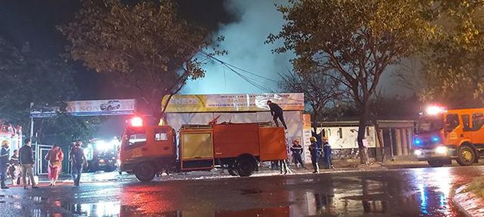 Cảnh sát Phòng cháy chữa cháy Đà Nẵng dập lửa xuyên đêm.
