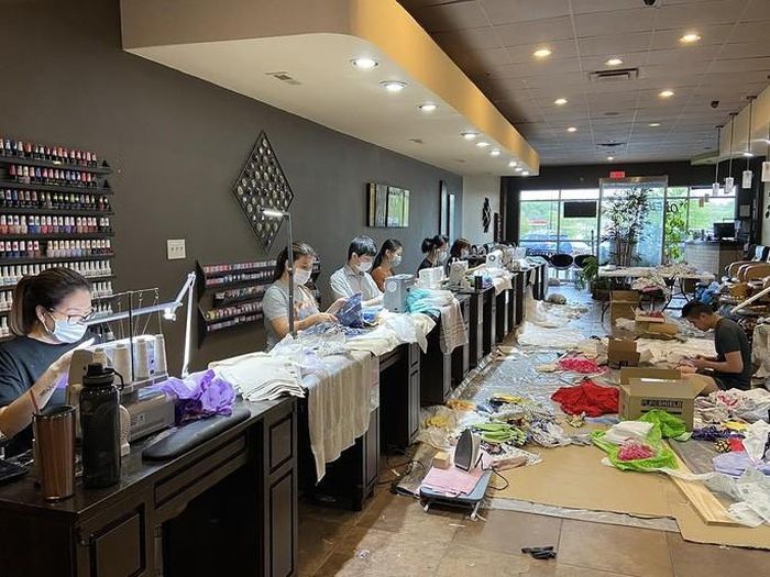 Chủ sở hữu tiệm làm móng Zen Nails đóng góp vật dụng và chuyển đổi tiệm thành nơi sản xuất khẩu trang và áo choàng. Ảnh: NBC News