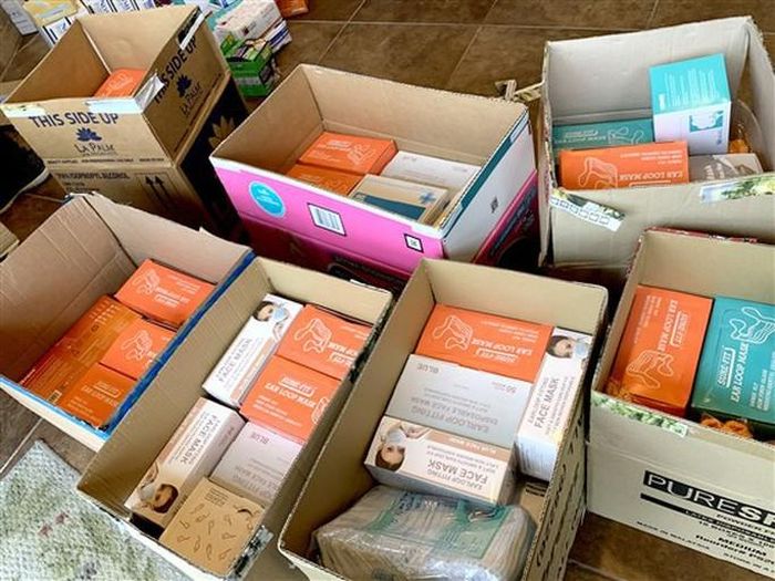 Mỗi ngày, các nhân viên tình nguyện làm việc 9 giờ để tạo ra vật dụng bảo vệ cá nhân. Ảnh: NBC News