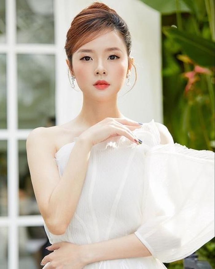 Midu bị tố sống giả tạo, hai mặt