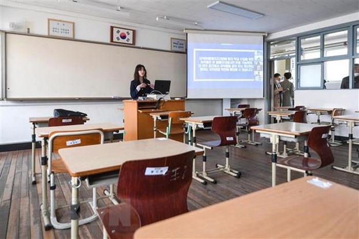 Giáo viên dạy học trực tuyến tại một trường trung học ở Seoul, Hàn Quốc ngày 9/4/2020 trong bối cảnh dịch COVID-19 lan rộng. (Ảnh: Yonhap/ TTXVN)