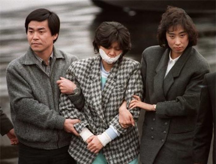 Kim Hyun-hee lúc bị áp giải về Hàn Quốc.
