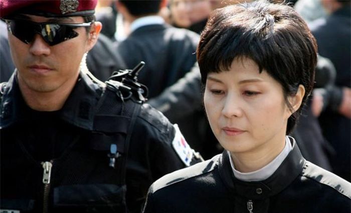 Kim Hyun-hee ngày nay luôn được bảo vệ.
