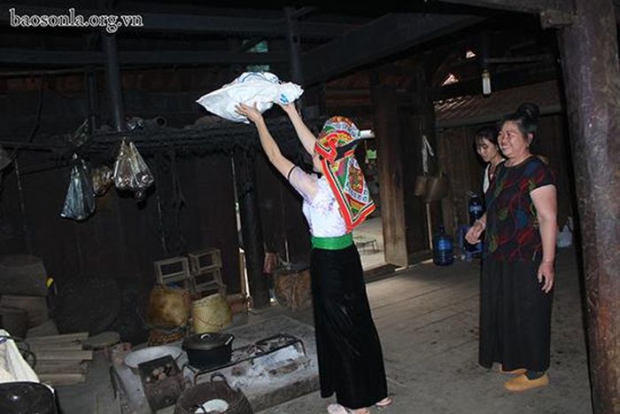 Hạt đậu tương sau khi luộc được gói trong các tấm lá chuối để ủ trên gác bếp