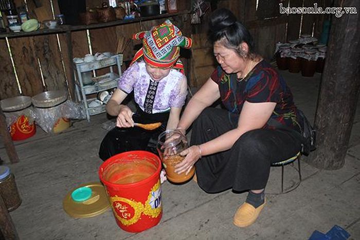 Đóng tương thố ố vào các hộp để bán cho khách