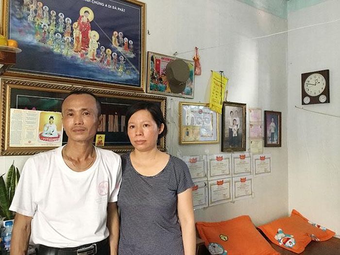 Vợ chồng anh Mai Anh Tuấn trong căn nhà nhỏ 15m vuông tại xóm chạy thận. 