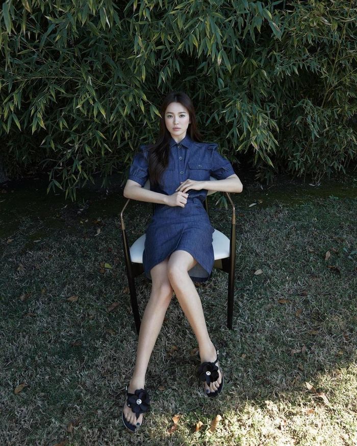Ngày 14/4, Song Hye Kyo chia sẻ loạt ảnh mới của bản thân lên trang cá nhân. Trong hình, nữ diễn viên mặc trang phục trẻ trung nhưng sử dụng lối trang điểm kiểu Tây với màu mắt đậm, đường kẻ sắc sảo và son môi màu nude.