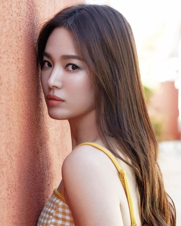 Cùng với loạt hình, Song Hye Kyo còn chia sẻ đoạn video ghi lại cảnh hậu trường buổi chụp. Theo video, cô giữ khuôn mặt lạnh lùng, toát lên vẻ kiêu kỳ trong suốt buổi chụp ảnh. 