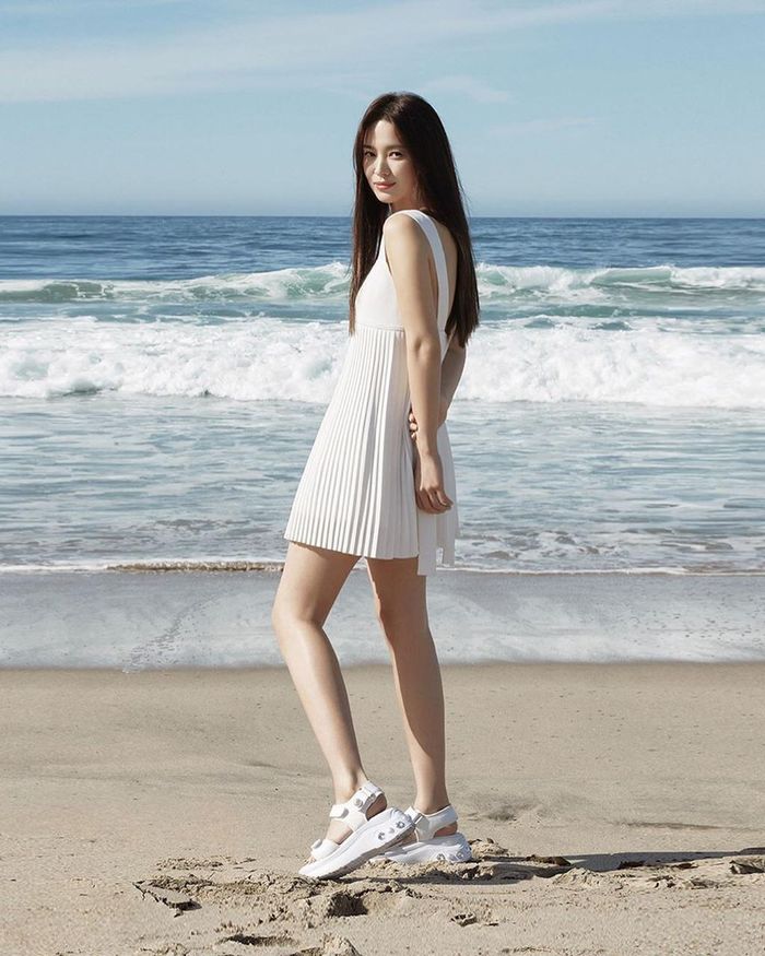 Mái tóc dài đến eo cũng là điểm nhấn mới lạ trong bộ ảnh của Song Hye Kyo. Trong hơn 20 năm theo đuổi nghiệp diễn, khán giả chưa từng thấy cô để tóc dài như vậy. Từ ngoài đời tới trong phim, nữ diễn viên luôn trung thành với kiểu tóc ngang vai. 