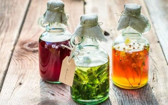 Rượu thuốc, ngâm từ hoa lá thảo mộc.