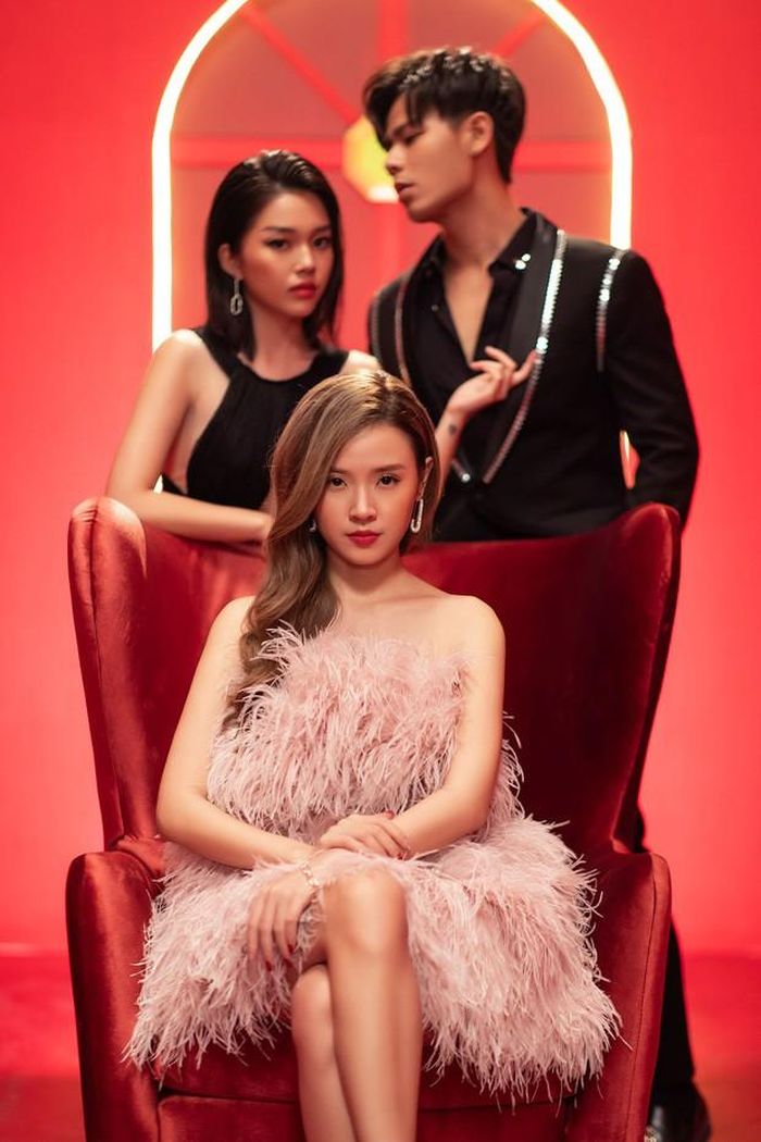 Cách đây vài hôm, thông tin Linh Ngọc Đàm tố hot girl Midu sống hai mặt, giả tạo xuất hiện trên mạng xã hội khiến người hâm mộ xôn xao.