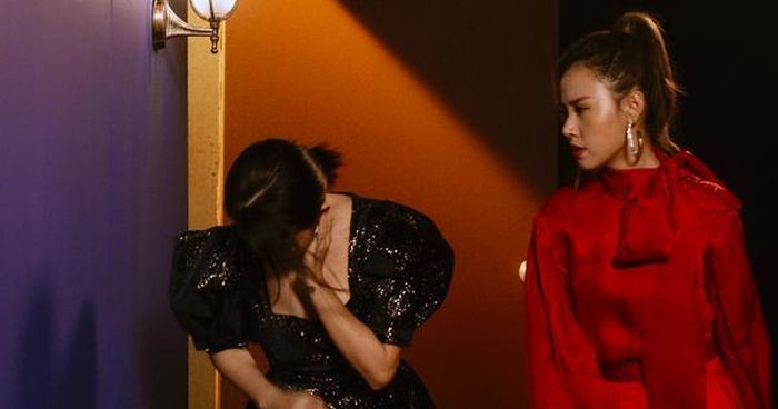 Cách tát xuất hiện trong MV "Anh nghĩ anh là ai?" cũng được Midu thực hiện thật chứ không phải diễn. Điều này khiến rất nhiều fans của Linh Ngọc Đàm bức xúc.