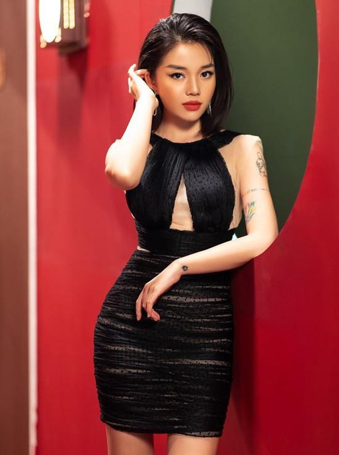 Theo đó, khi nghe Linh Ngọc Đàm phàn nàn về việc bạn diễn nam có hành động khiến cô không thoải mái, ngọc nữ Midu một mặt thì an ủi, vỗ về, mặt khác lại đem câu chuyện đi kể với nhiều người khác.