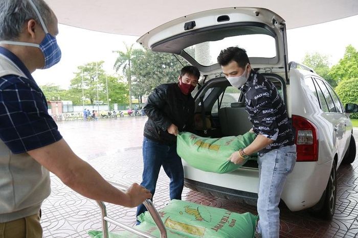 Các nhà hảo tâm chung tay góp gạo để chia sẻ khó khăn cùng người dân