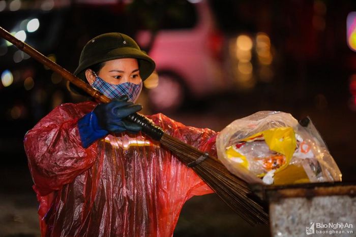 Chị Trần Thị Yến chia sẻ: "Virus Corona lây nhiễm qua đường hô hấp, thời gian này dịch đang diễn biến phức tạp nên khi thu gom rác thải tôi hết sức lo lắng. Vì trong rác thải sinh hoạt có nhiều vật dụng đã qua sử dụng, nhất là khẩu trang. Cho nên, thời gian này phải luôn tăng cường các loại dụng cụ bảo hộ, hạn chế đến mức thấp nhất khả năng bị lây nhiễm...". Ảnh: Đức Anh