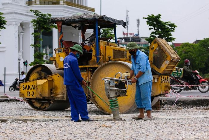 Các công trình lớn vẫn tiếp tục triển khai, công nhân ngành giao thông và xây dựng vẫn mải miết với phần việc của mình... Ảnh: Đức Anh