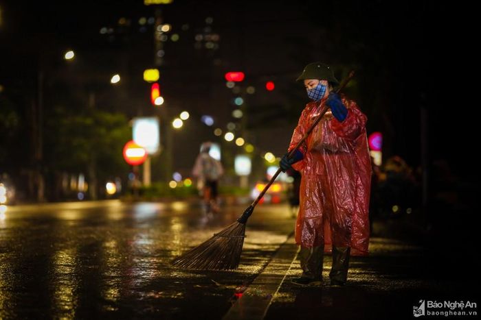 Theo lời chị Yến, đây là công việc thường ngày, không kể mưa nắng. Những ngày thực hiện cách ly toàn xã hội để phòng, chống sự lây lan của dịch Covid-19, hầu hết mọi người đều nghỉ hoặc làm việc ở nhà, hạn chế ra ngoài nhưng chị Yến và các đồng nghiệp vẫn làm việc đều đặn. Bởi đây là công việc đặc thù, thành phố không thể một ngày không có người thu gom rác thải. Ảnh: Đức Anh