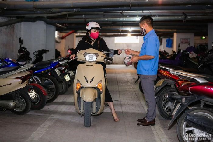 Những người làm bảo vệ tại các khu chung cư, điểm giao dịch thương mại và công trình xây dựng cũng phải đến nơi làm việc đều đặn. Công việc của họ thường tiếp xúc với nhiều người nên việc tăng cường phòng ngừa, hạn chế nguy cơ lây lan dịch Covid-19 là hết sức cần thiết. Ảnh: Đức Anh